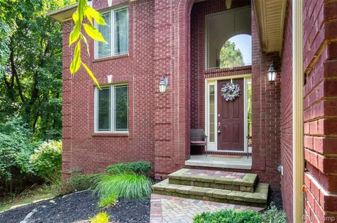 32393 Maria Ct, Livonia, MI 48152