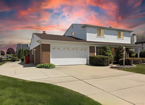 29531 N Seaway Ct, Harrison, MI 48045