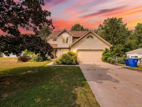 7076 Mather St, Waterford, MI 48327