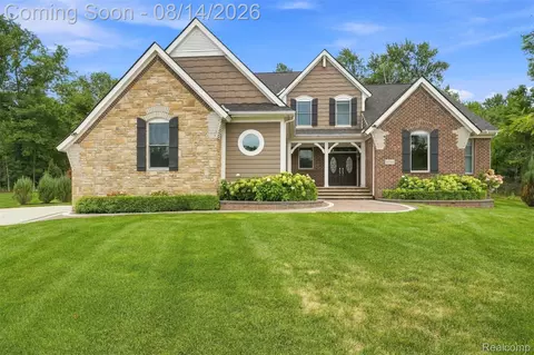 34145 Oak Forest Dr, Farmington Hills, MI 48331