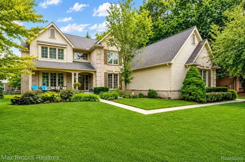 4086 Arcadia Dr, Auburn Hills, MI 48326