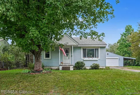 5812 Oster Dr, Waterford, MI 48327