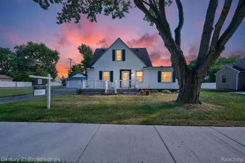 31711 Leona St, Garden City, MI 48135