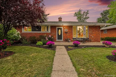 8965 Shannon Dr, Sterling Heights, MI 48314