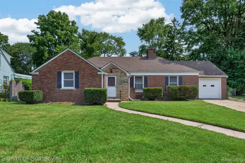 27786 California Dr NE, Lathrup Village, MI 48076