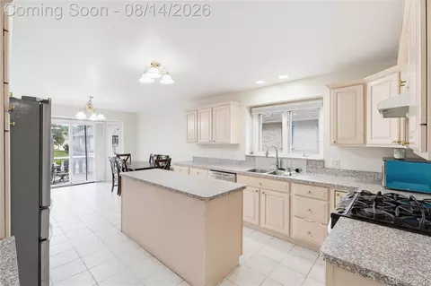 Kitchen - 48353 Jefferson Dr, Macomb, MI 48044 photo 4 of 5