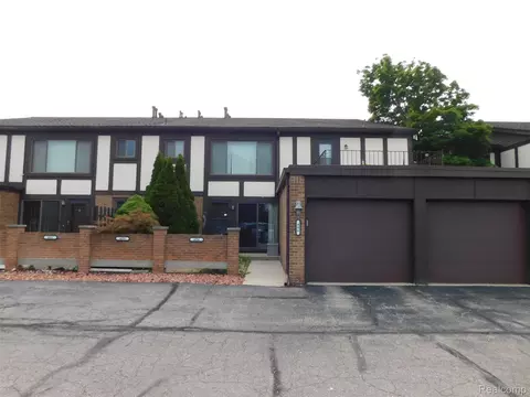 406 Country Club Dr #66, Saint Clair Shores, MI 48082