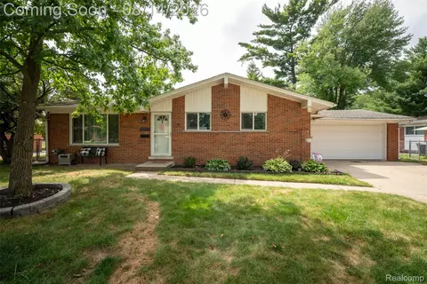 8921 Harvey St, Livonia, MI 48150