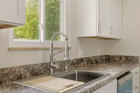 Kitchen - 7500 E Frances Rd, Mount Morris, MI 48458 photo 2 of 4