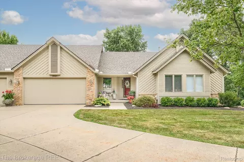 8101 Sawgrass Trl, Grand Blanc, MI 48439