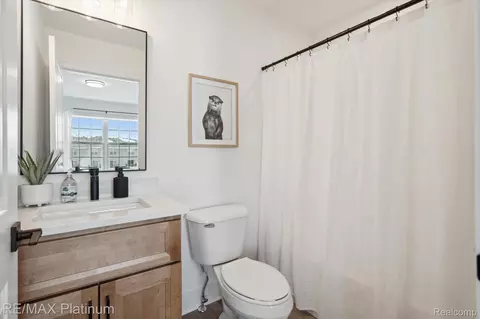 Bath - 1665 Pinecroft Ln, Howell, MI 48855 photo 3 of 3