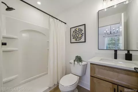 Bath - 1665 Pinecroft Ln, Howell, MI 48855 photo 2 of 3