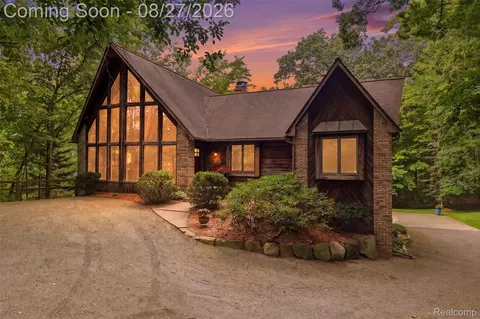 8984 Peer Rd, Green Oak, MI 48178