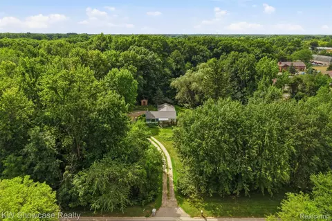 60677 9 Mile Rd, Lyon, MI 48178