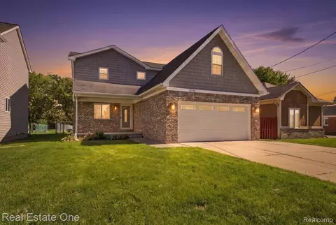 32432 Robeson St, Saint Clair Shores, MI 48082