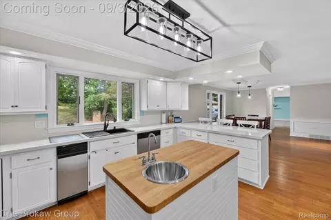 Kitchen - 9505 E Atherton Rd, Davison, MI 48423 photo 4 of 5