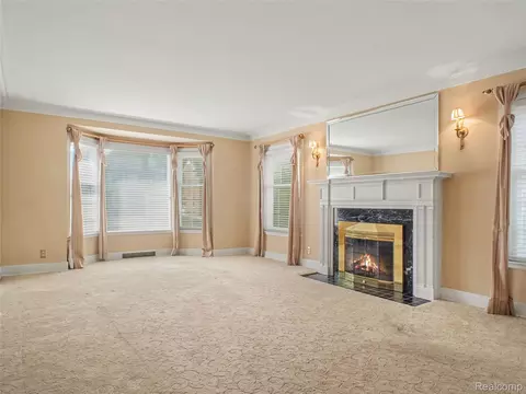 Living - 923 Maxine St, Flint, MI 48503 photo 1 of 1