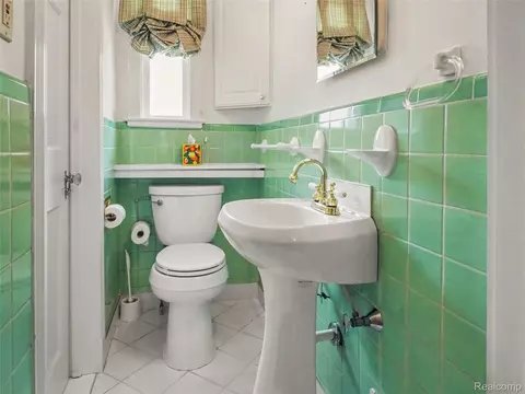 Bath - 923 Maxine St, Flint, MI 48503 photo 2 of 2