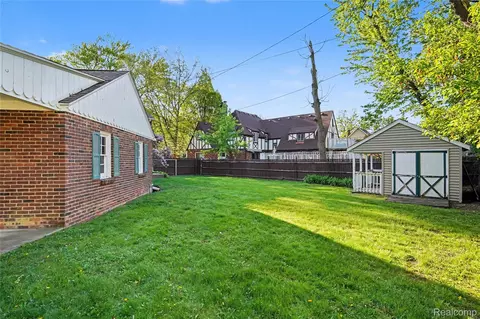 Exterior - 923 Maxine St, Flint, MI 48503 photo 7 of 10