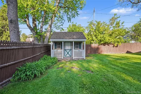 Exterior - 923 Maxine St, Flint, MI 48503 photo 8 of 10