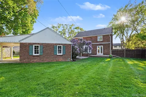 Exterior - 923 Maxine St, Flint, MI 48503 photo 6 of 10