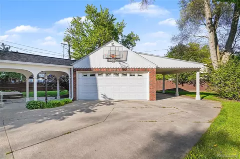 Exterior - 923 Maxine St, Flint, MI 48503 photo 9 of 10
