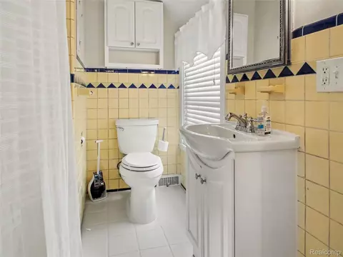 Bath - 923 Maxine St, Flint, MI 48503 photo 1 of 2