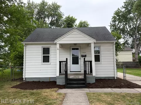29454 Maplewood St, Garden City, MI 48135