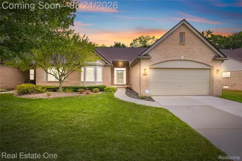 43360 Creek Dr, Clinton Township, MI 48038
