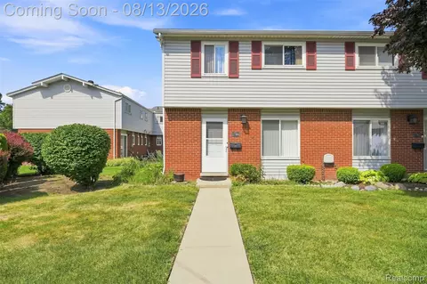 27766 Eastwick Sq, Roseville, MI 48066