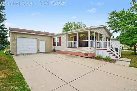 115 Riverview Dr, Lapeer, MI 48446