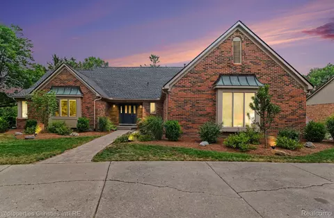 25219 Bridlepath Ln, Farmington Hills, MI 48335