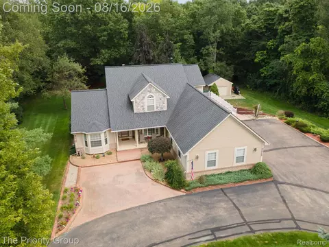 1761 Twin Lakes Blvd E, Oxford, MI 48371