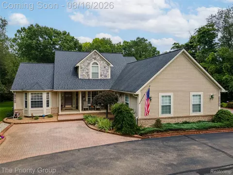 1761 Twin Lakes Blvd E, Oxford, MI 48371