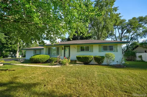 735 Amberwood St, Auburn Hills, MI 48326