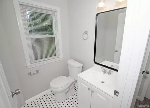 Bath - 19168 Berden St, Grosse Pointe, MI 48236 photo 1 of 4