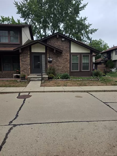 28414 Queens Ct, Warren, MI 48093