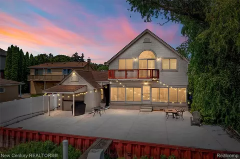 34338 Jefferson Ave, Harrison, MI 48045