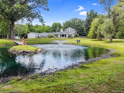 6157 Blue Beech Ct, Rochester Hills, MI 48306