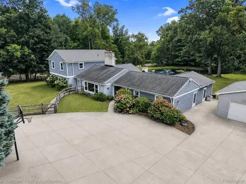6157 Blue Beech Ct, Rochester Hills, MI 48306