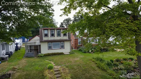 9556 Round Lake Blvd, White Lake, MI 48386