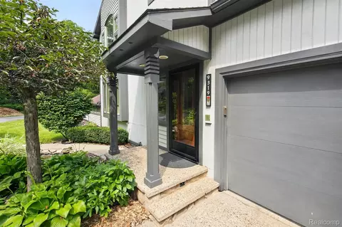 9319 Faussett Rd, Tyrone, MI 48430
