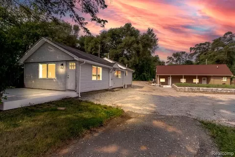2510 Lakeside Dr, Highland, MI 48356