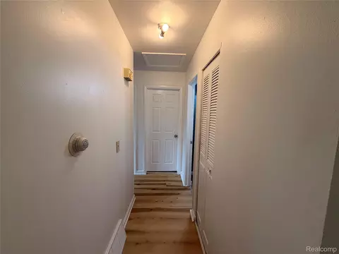 Entry Way - 5347 Mapletree Dr, Flint, MI 48532 photo 4 of 5