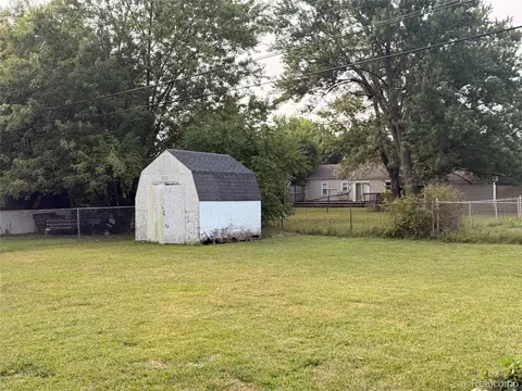 Exterior - 5347 Mapletree Dr, Flint, MI 48532 photo 7 of 8