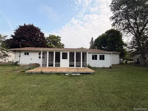 Exterior - 5347 Mapletree Dr, Flint, MI 48532 photo 5 of 8