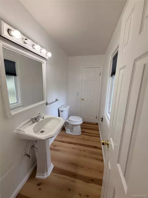 Bath - 5347 Mapletree Dr, Flint, MI 48532 photo 1 of 3