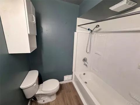 Bath - 5347 Mapletree Dr, Flint, MI 48532 photo 2 of 3