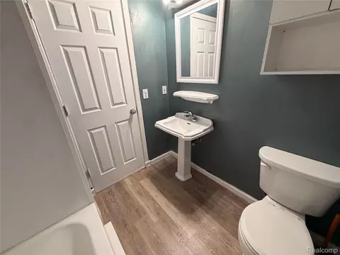 Bath - 5347 Mapletree Dr, Flint, MI 48532 photo 3 of 3