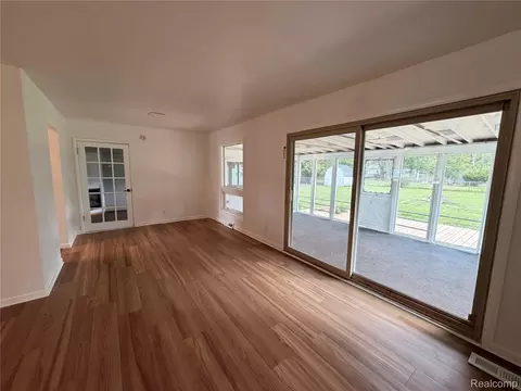 Living - 5347 Mapletree Dr, Flint, MI 48532 photo 3 of 5